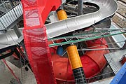 Im Vordergrund: die fast senkrechte "Sturzflug" Rutsche (Foto: Martin Schmitz)